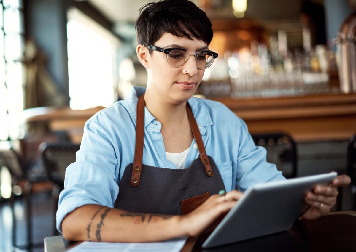 Chef pesando con precisión un ingrediente para una receta gourmet
