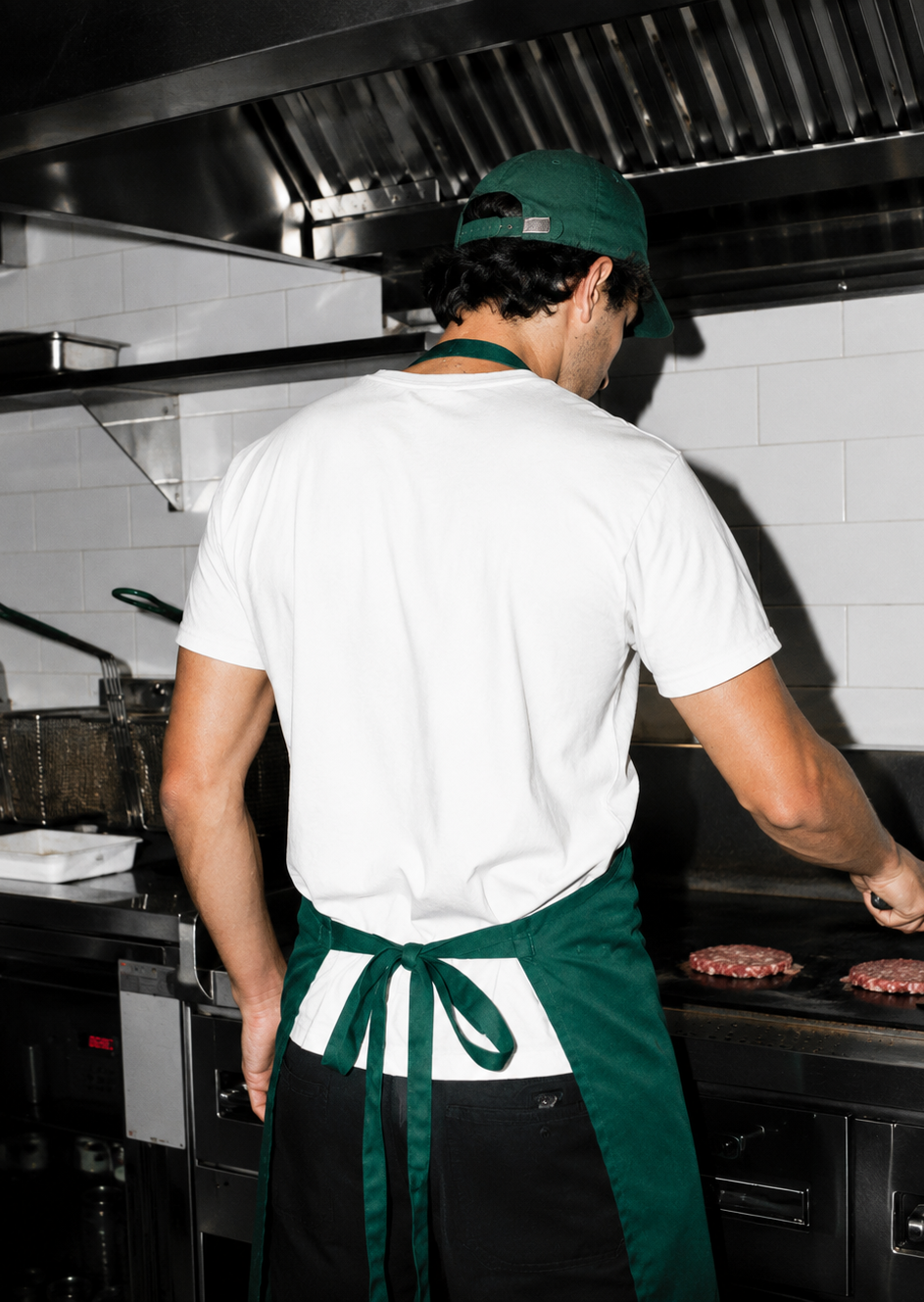 Preparación e ingredientes en plancha profesional